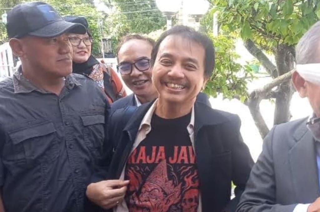Kenakan Kaus Raja Jawa, Roy Suryo Jadi Saksi Sidang Gugatan CLS Ijazah Jokowi di PN Solo Kenakan Kaus Raja Jawa, Roy Suryo Jadi Saksi Sidang Gugatan CLS Ijazah Jokowi di PN Solo
