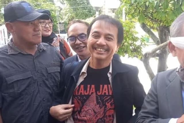 Kenakan Kaus Raja Jawa, Roy Suryo Jadi Saksi Sidang Gugatan CLS Ijazah Jokowi di PN Solo Kenakan Kaus Raja Jawa, Roy Suryo Jadi Saksi Sidang Gugatan CLS Ijazah Jokowi di PN Solo