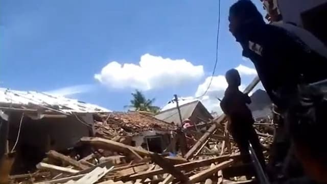 Ledakan Hebat di Situbondo, 1 Orang Tewas 6 Luka Bakar dan 7 Rumah Rusak Ledakan Hebat di Situbondo, 1 Orang Tewas 6 Luka Bakar dan 7 Rumah Rusak