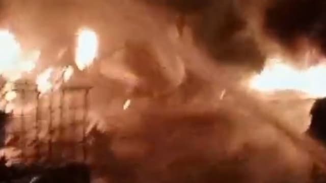 Lapak Diduga Penampungan BBM di Cilegon Ludes Terbakar Disertai Ledakan Keras Lapak Diduga Penampungan BBM di Cilegon Ludes Terbakar Disertai Ledakan Keras