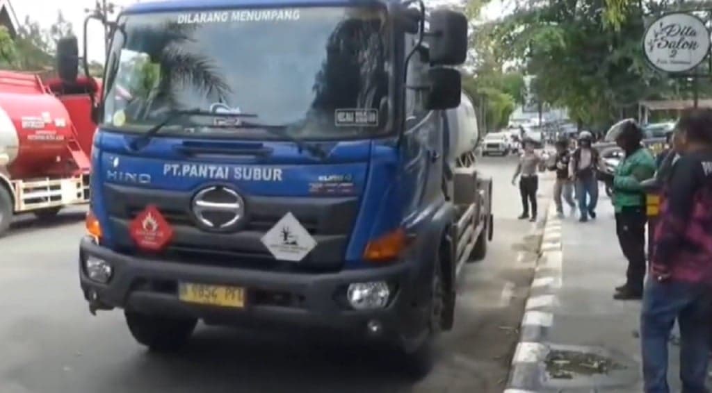 Kecelakaan di Samarinda, 2 Pengendara Motor Tewas Terlindas Truk Tangki Kecelakaan di Samarinda, 2 Pengendara Motor Tewas Terlindas Truk Tangki
