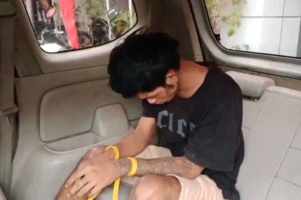 Curi Motor Ustaz di Ponpes, Pemuda di Surabaya Babak Belur Dihajar Massa Curi Motor Ustaz di Ponpes, Pemuda di Surabaya Babak Belur Dihajar Massa