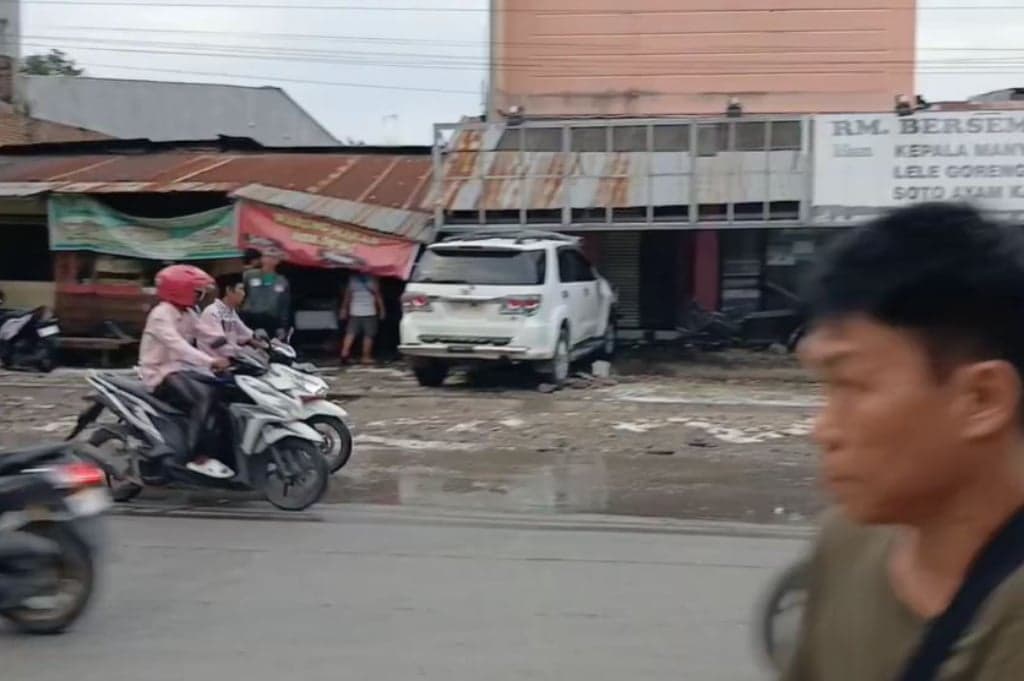 Ngeri! Minibus Salah Injak Gas Tabrak Warung dan Motor, 1 Orang Tewas Terseret Ngeri! Minibus Salah Injak Gas Tabrak Warung dan Motor, 1 Orang Tewas Terseret