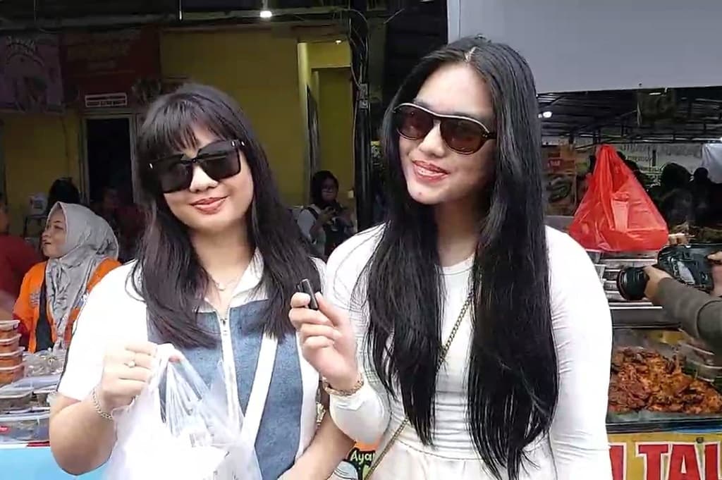 Berburu Takjil Favorit, 2 Perempuan Ini Sengaja Jalan Kaki Cukup Jauh ke Benhil Berburu Takjil Favorit, 2 Perempuan Ini Sengaja Jalan Kaki Cukup Jauh ke Benhil