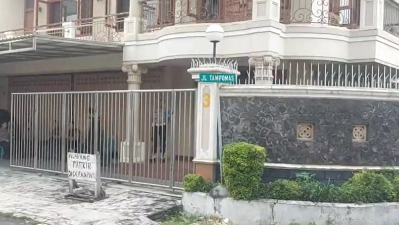 Bareskrim Geledah Rumah Mewah di Surabaya, Usut TPPU Rp25,8 Triliun dari Tambang Emas Ilegal Bareskrim Geledah Rumah Mewah di Surabaya, Usut TPPU Rp25,8 Triliun dari Tambang Emas Ilegal