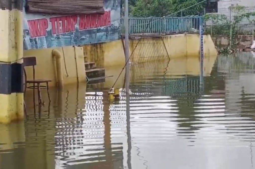 Langganan Banjir, Kompleks Dosen IKIP Terendam Air Setinggi 80 Cm usai Hujan Deras Langganan Banjir, Kompleks Dosen IKIP Terendam Air Setinggi 80 Cm usai Hujan Deras
