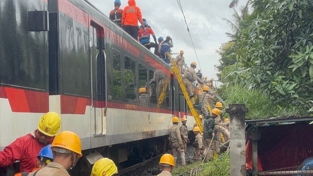 Petugas Berjibaku Evakuasi Kereta Bandara usai Tertemper Truk di Poris Tangerang Petugas Berjibaku Evakuasi Kereta Bandara usai Tertemper Truk di Poris Tangerang