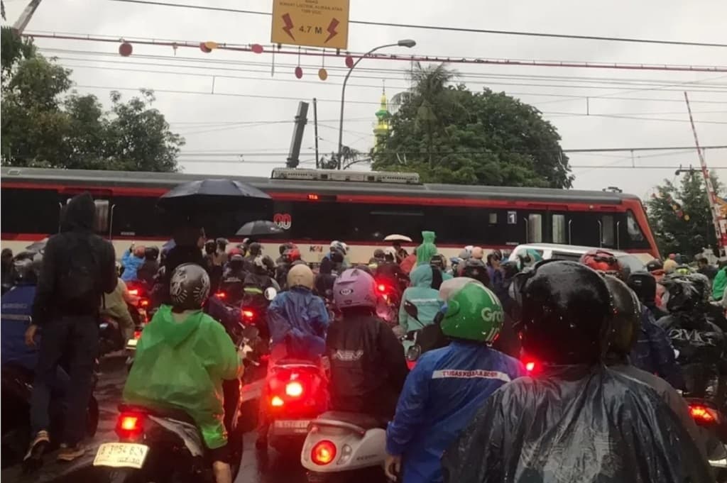 KA Bandara Tabrak Truk, Perjalanan KRL Tangerang-Duri Dihentikan Sementara KA Bandara Tabrak Truk, Perjalanan KRL Tangerang-Duri Dihentikan Sementara