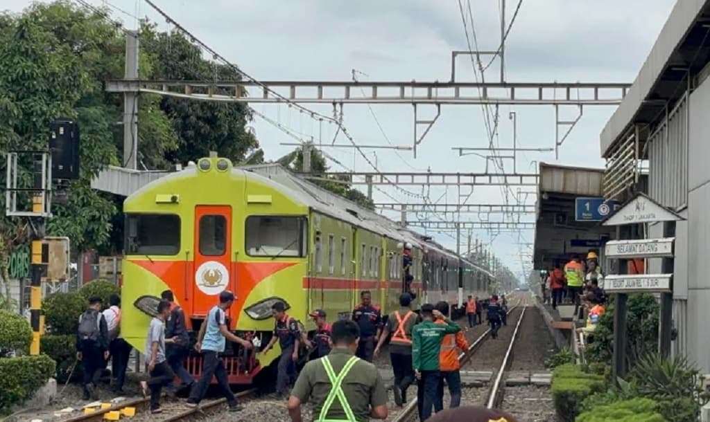 Kereta Bandara Tertemper Truk di Poris Tangerang Berhasil Dievakuasi, Dibawa ke Depo Kereta Bandara Tertemper Truk di Poris Tangerang Berhasil Dievakuasi, Dibawa ke Depo