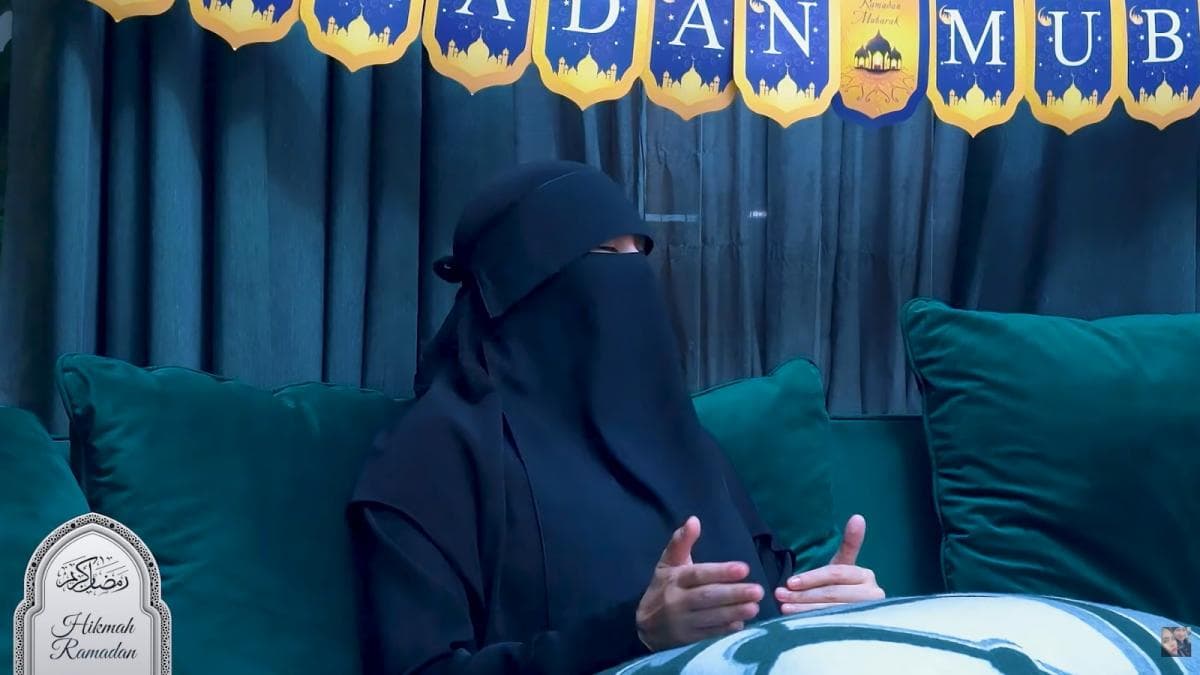 Tangis Kartika Putri Pecah saat Cerita Pengalaman Pertama Pakai Cadar, Mengharukan Tangis Kartika Putri Pecah saat Cerita Pengalaman Pertama Pakai Cadar, Mengharukan