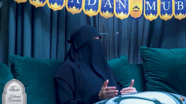 Tangis Kartika Putri Pecah saat Cerita Pengalaman Pertama Pakai Cadar, Mengharukan Tangis Kartika Putri Pecah saat Cerita Pengalaman Pertama Pakai Cadar, Mengharukan