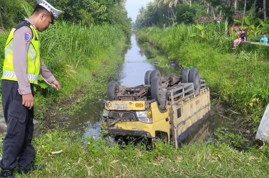 Kecelakaan Tunggal di Kulonprogo, Truk Masuk Sungai usai Terguling di Tikungan Kecelakaan Tunggal di Kulonprogo, Truk Masuk Sungai usai Terguling di Tikungan