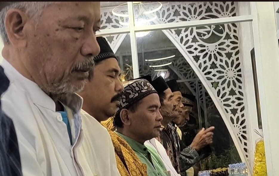 Masjid di Cirebon Gelar Tarawih 3 Jam, Baca 3 Juz Al-Qur'an dengan 5 Imam Bergiliran Masjid di Cirebon Gelar Tarawih 3 Jam, Baca 3 Juz Al-Qur'an dengan 5 Imam Bergiliran