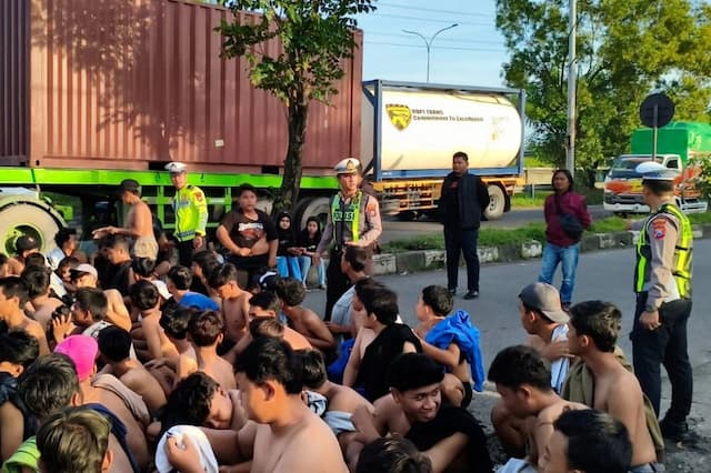 Razia Balap Liar di Porong Sidoarjo, Ratusan Remaja dan 232 Motor Diamankan Razia Balap Liar di Porong Sidoarjo, Ratusan Remaja dan 232 Motor Diamankan