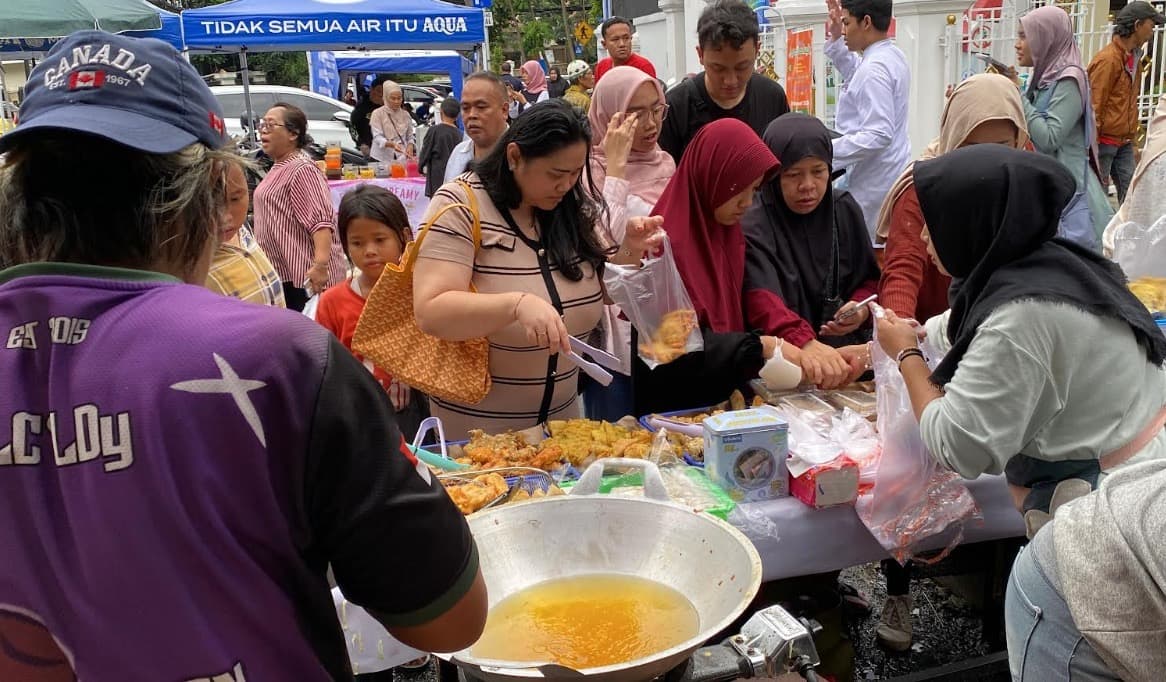 Serunya Berburu Takjil di Masjid Sunda Kelapa, Gorengan Jadi Primadona! Serunya Berburu Takjil di Masjid Sunda Kelapa, Gorengan Jadi Primadona!