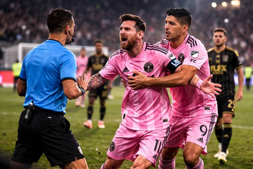Viral! Luis Suarez Tahan Lionel Messi yang Ngamuk ke Wasit saat Inter Miami Kalah Telak Viral! Luis Suarez Tahan Lionel Messi yang Ngamuk ke Wasit saat Inter Miami Kalah Telak