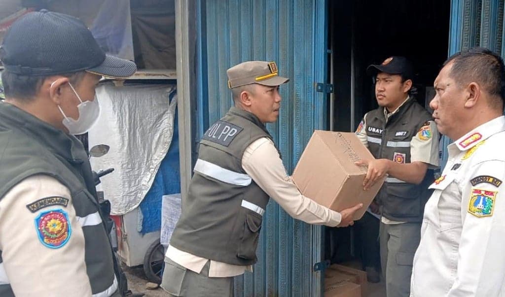 Razia Ramadan, 2.105 Miras Ilegal Disita dari Toko hingga Warung Jamu di Jakbar Razia Ramadan, 2.105 Miras Ilegal Disita dari Toko hingga Warung Jamu di Jakbar