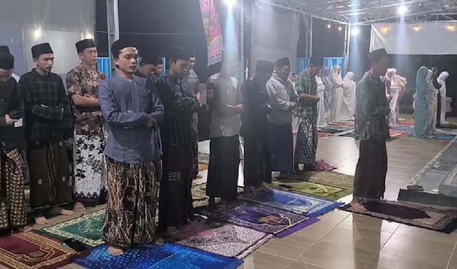 Salat Tarawih Super Cepat di Ponpes Al-Quraniyah Indramayu, 23 Rakaat Hanya 6 Menit Salat Tarawih Super Cepat di Ponpes Al-Quraniyah Indramayu, 23 Rakaat Hanya 6 Menit