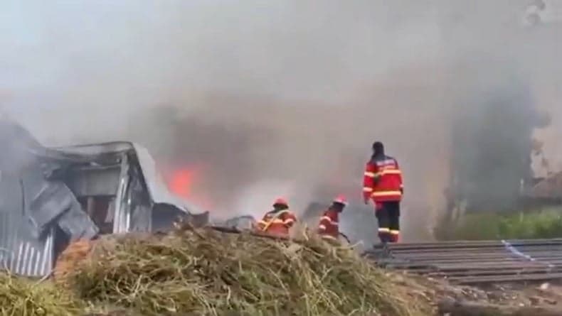 Kebakaran Hebat di Bandung Barat, 2 Gudang dan Bengkel Hangus Dilalap Api Kebakaran Hebat di Bandung Barat, 2 Gudang dan Bengkel Hangus Dilalap Api