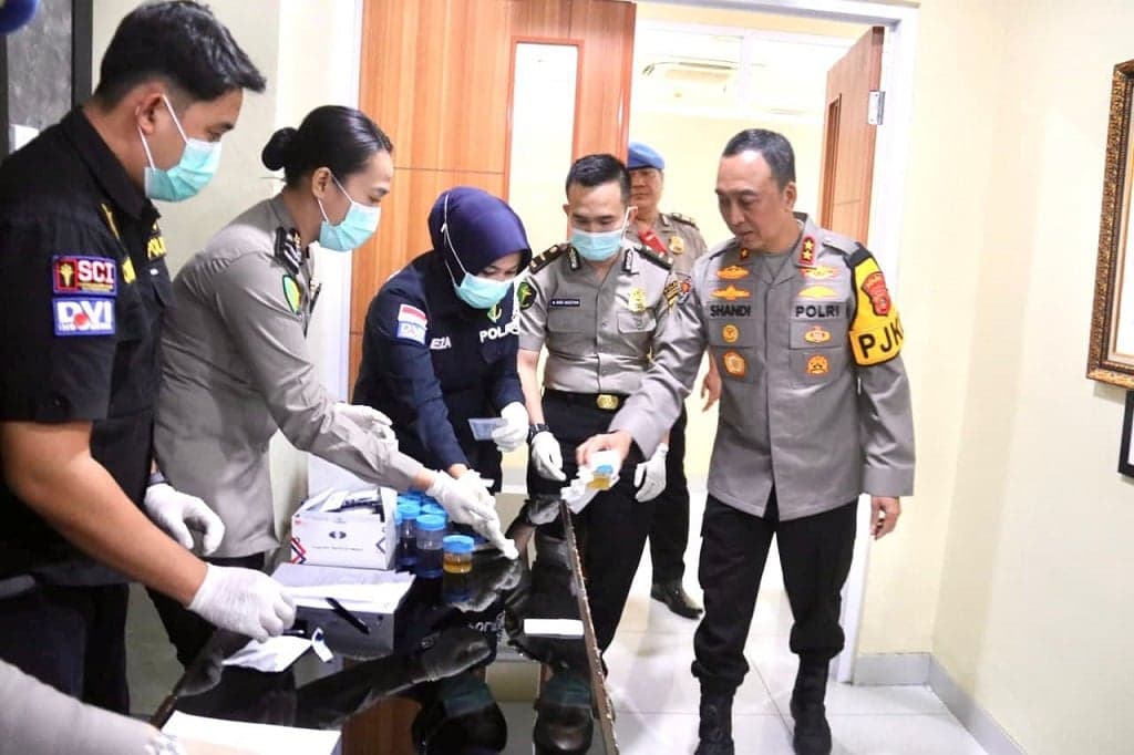 Polda Sumsel Tes Urine Massal Anggota, Tak Ada Ampun buat Polisi Pakai Narkoba Polda Sumsel Tes Urine Massal Anggota, Tak Ada Ampun buat Polisi Pakai Narkoba