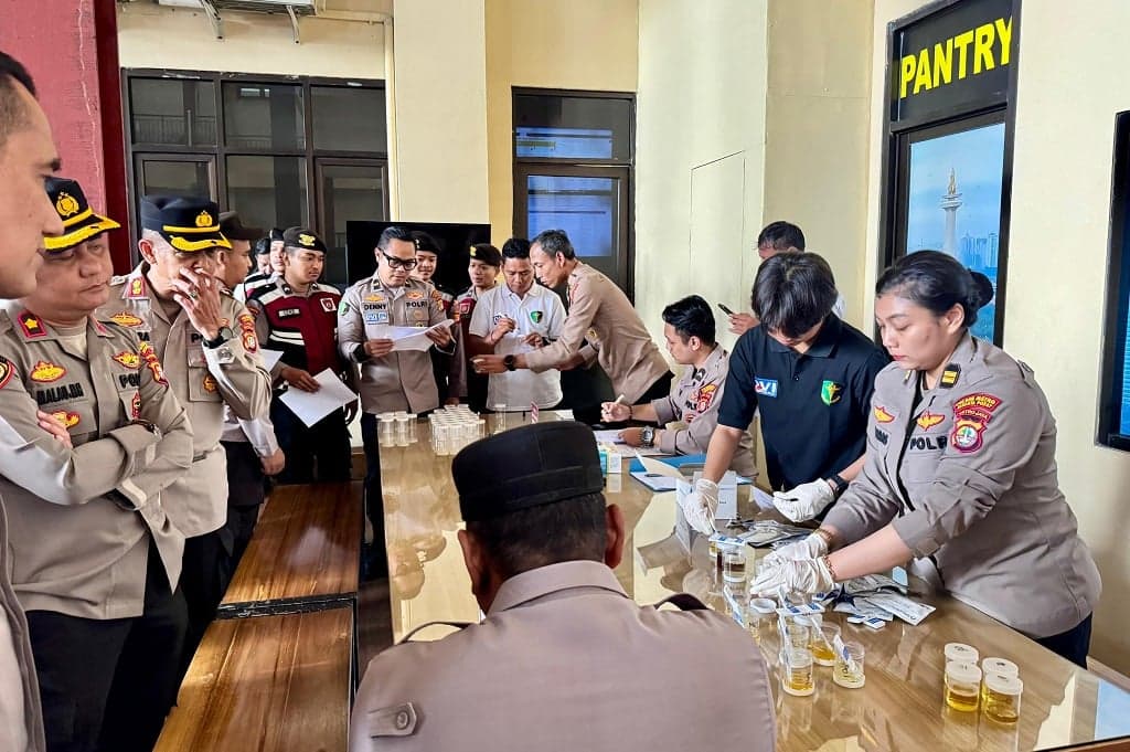124 Anggota Polres Jakpus Dites Urine, 1 Orang Positif Zat Obat Batuk 124 Anggota Polres Jakpus Dites Urine, 1 Orang Positif Zat Obat Batuk