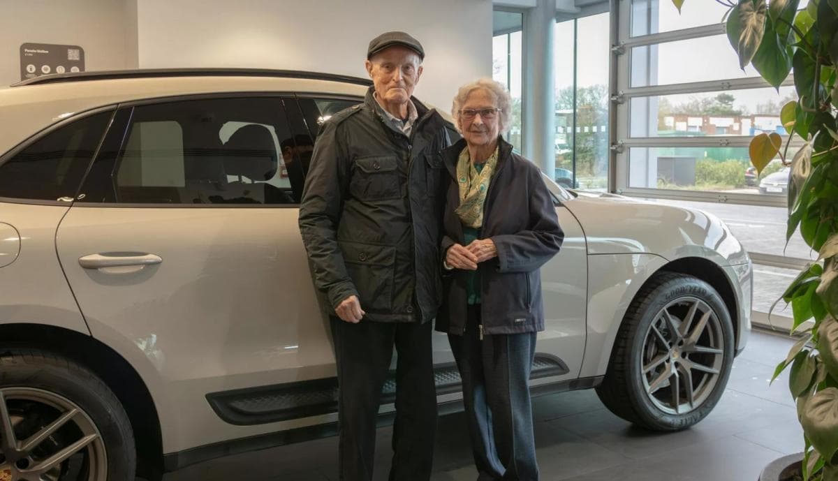 Unik! Pasangan Lansia 90 Tahun Beli Mobil Sport Porsche Macan Rayakan Pernikahan Ke-70 Unik! Pasangan Lansia 90 Tahun Beli Mobil Sport Porsche Macan Rayakan Pernikahan Ke-70