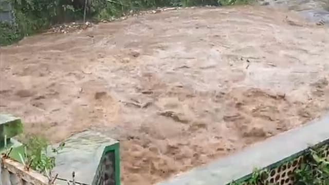 Hujan 2 Hari di Bondowoso Picu Longsor, 2 Rumah Rusak dan Akses Jalan Tertutup Hujan 2 Hari di Bondowoso Picu Longsor, 2 Rumah Rusak dan Akses Jalan Tertutup