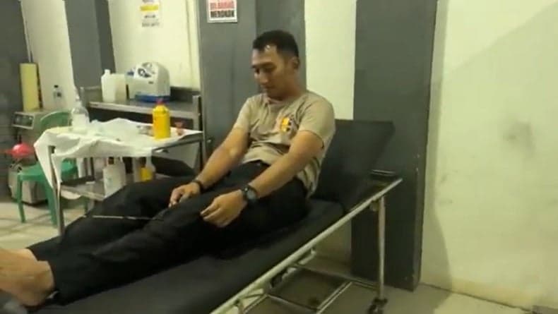 Bentrokan 2 Kelompok Warga Pecah, Kapolres Tual Tertancap Anak Panah Bentrokan 2 Kelompok Warga Pecah, Kapolres Tual Tertancap Anak Panah