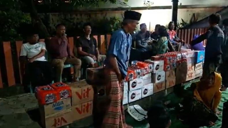 Kawal Sidang Aktivis Pati, Warga Salurkan Donasi ke Posko di Depan Pengadilan Kawal Sidang Aktivis Pati, Warga Salurkan Donasi ke Posko di Depan Pengadilan