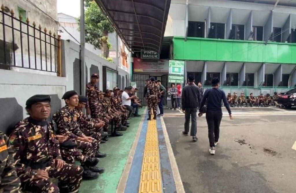 Eks Menag Yaqut Hadiri Sidang Praperadilan Perdana di PN Jakarta Selatan, Puluhan Banser Berjaga Eks Menag Yaqut Hadiri Sidang Praperadilan Perdana di PN Jakarta Selatan, Puluhan Banser Berjaga