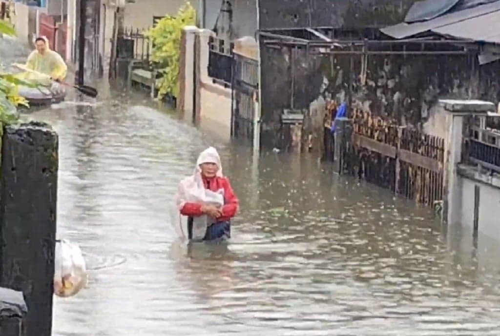 Banjir 1 Meter Rendam Puluhan Rumah di Manggala Makassar, Warga Mengungsi ke Masjid Banjir 1 Meter Rendam Puluhan Rumah di Manggala Makassar, Warga Mengungsi ke Masjid