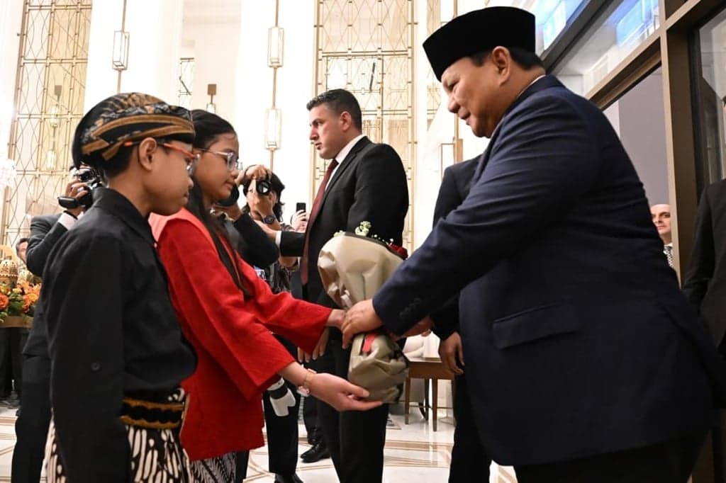 Momen Prabowo Diberi Bunga oleh Anak Diaspora Indonesia di Yordania Momen Prabowo Diberi Bunga oleh Anak Diaspora Indonesia di Yordania
