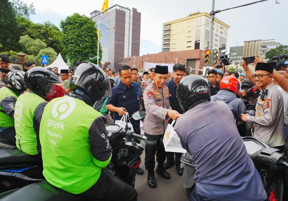 Kapolri Bagikan Takjil dan Bukber Bareng Insan Pers: Suara Media, Suara Publik Kapolri Bagikan Takjil dan Bukber Bareng Insan Pers: Suara Media, Suara Publik