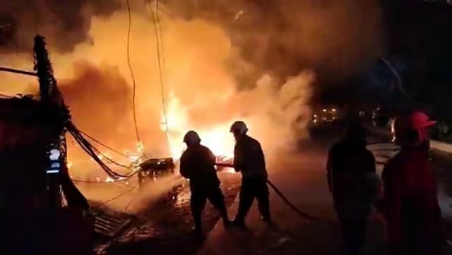 Kebakaran Hebat di Tangerang, 9 Lapak Barang Bekas Ludes Dilalap Api Kebakaran Hebat di Tangerang, 9 Lapak Barang Bekas Ludes Dilalap Api