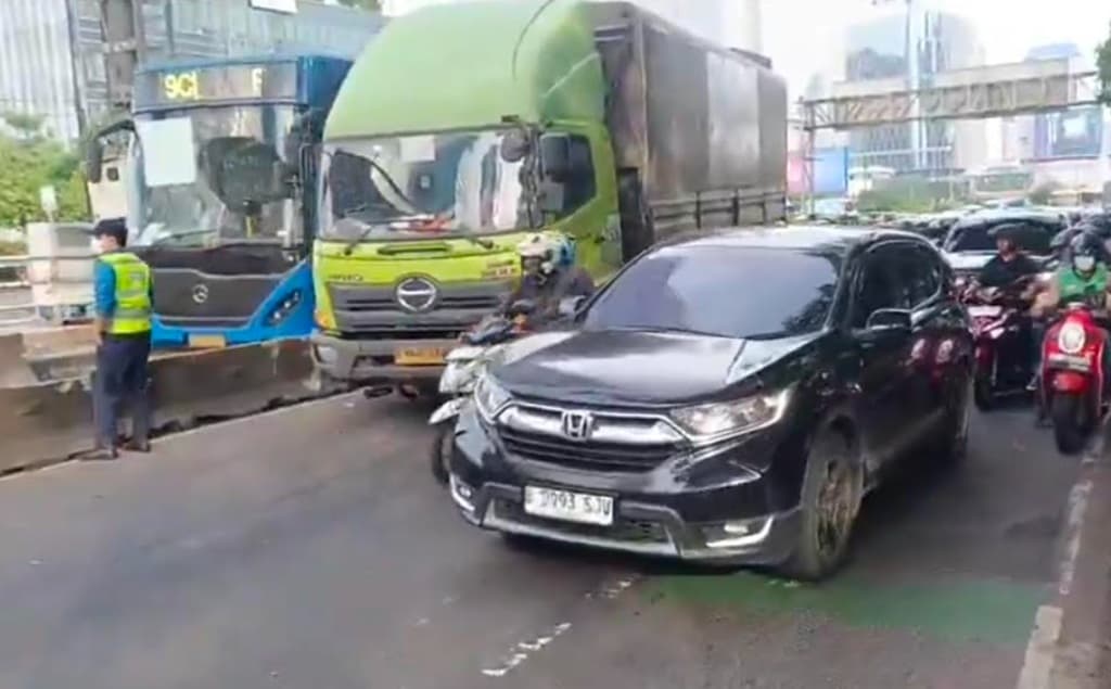 Kecelakaan Truk Tabrak Separator Busway di Gatot Subroto, Lalu Lintas Tersendat Kecelakaan Truk Tabrak Separator Busway di Gatot Subroto, Lalu Lintas Tersendat