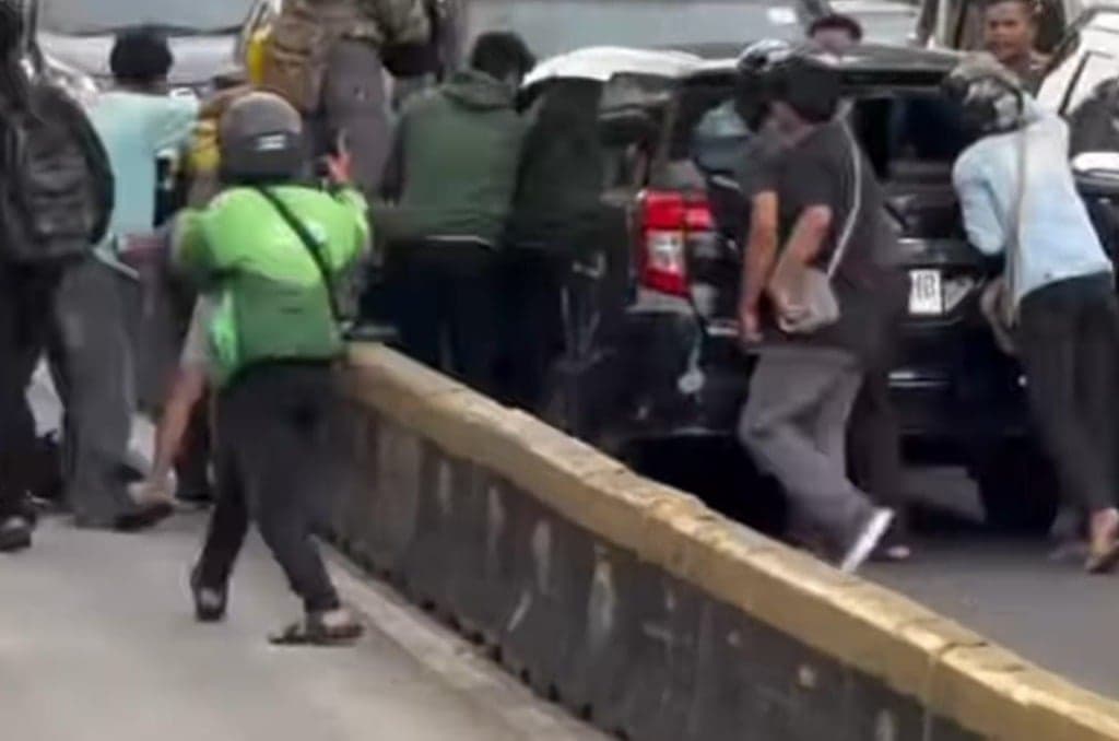Viral Mobil Lawan Arah hingga Diamuk Massa di Gunung Sahari, Pelaku Diamankan Polisi Viral Mobil Lawan Arah hingga Diamuk Massa di Gunung Sahari, Pelaku Diamankan Polisi