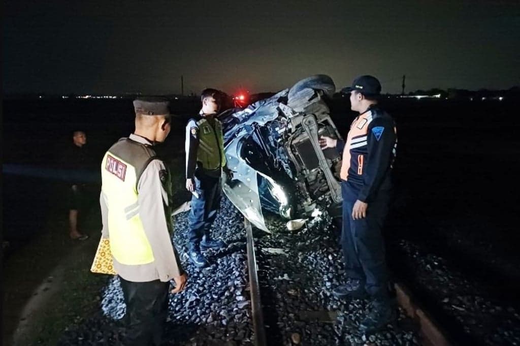 Kecelakaan Maut Kereta Api Tabrak Mobil di Grobogan, 3 Orang Tewas Kecelakaan Maut Kereta Api Tabrak Mobil di Grobogan, 3 Orang Tewas