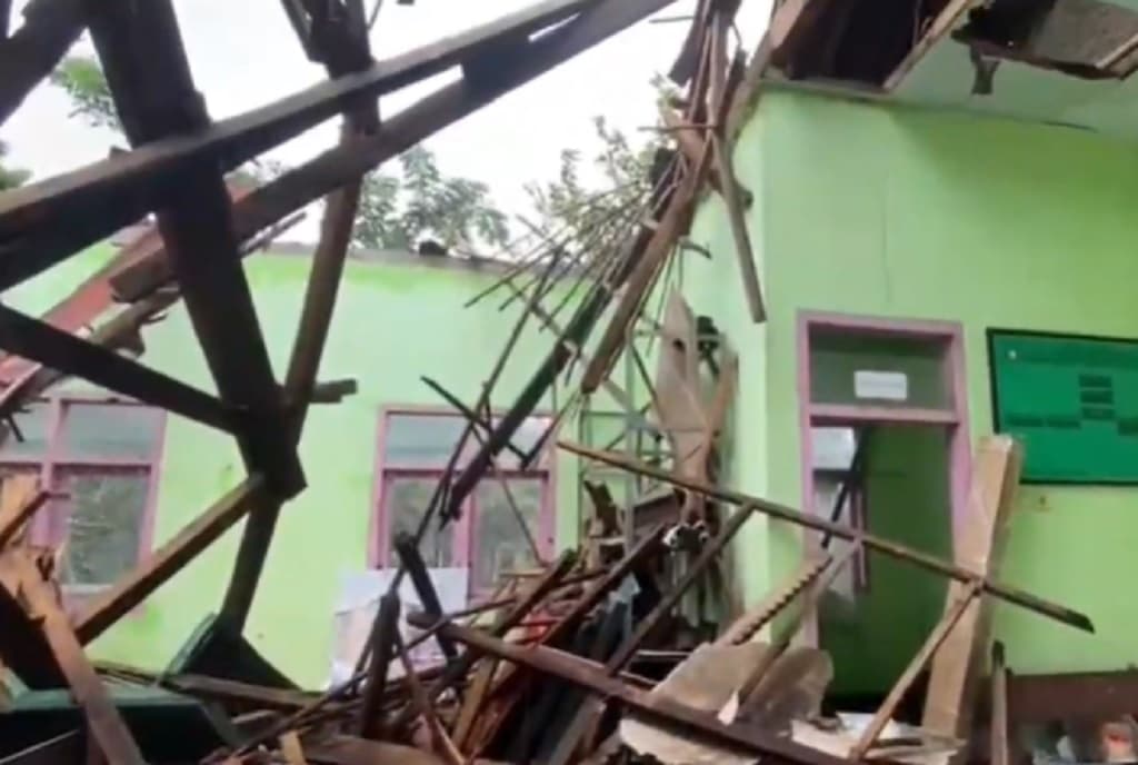 Gedung Perpustakaan SD Sumber Salam Bondowoso Ambruk saat Pesantren Ramadan Gedung Perpustakaan SD Sumber Salam Bondowoso Ambruk saat Pesantren Ramadan