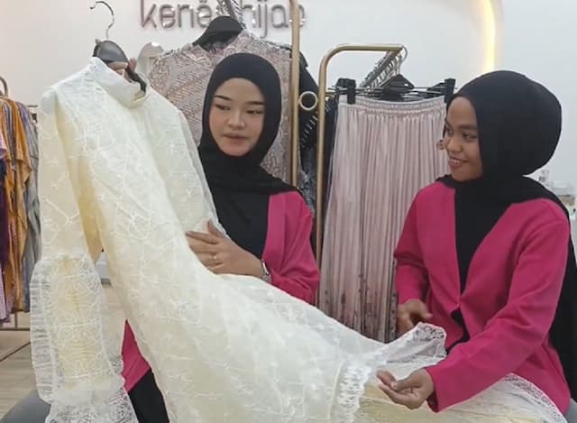 Tren Busana Lebaran 2026, Gamis Bini Orang di Cirebon Ludes Diborong Emak-Emak Tren Busana Lebaran 2026, Gamis Bini Orang di Cirebon Ludes Diborong Emak-Emak