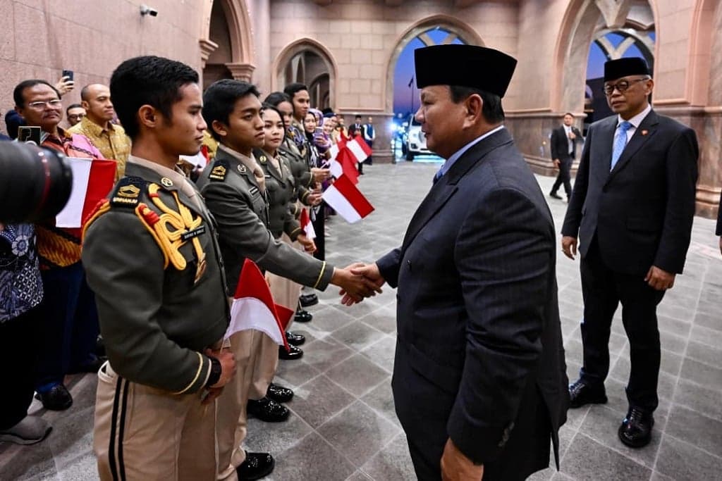 Momen Hangat Mahasiswa RI di UEA Antusias Sambut Presiden Prabowo Momen Hangat Mahasiswa RI di UEA Antusias Sambut Presiden Prabowo