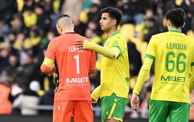 Bikin Haru! Kiper Nantes Pura-Pura Cedera demi Rekan Setim Berbuka Puasa di Liga Prancis Bikin Haru! Kiper Nantes Pura-Pura Cedera demi Rekan Setim Berbuka Puasa di Liga Prancis