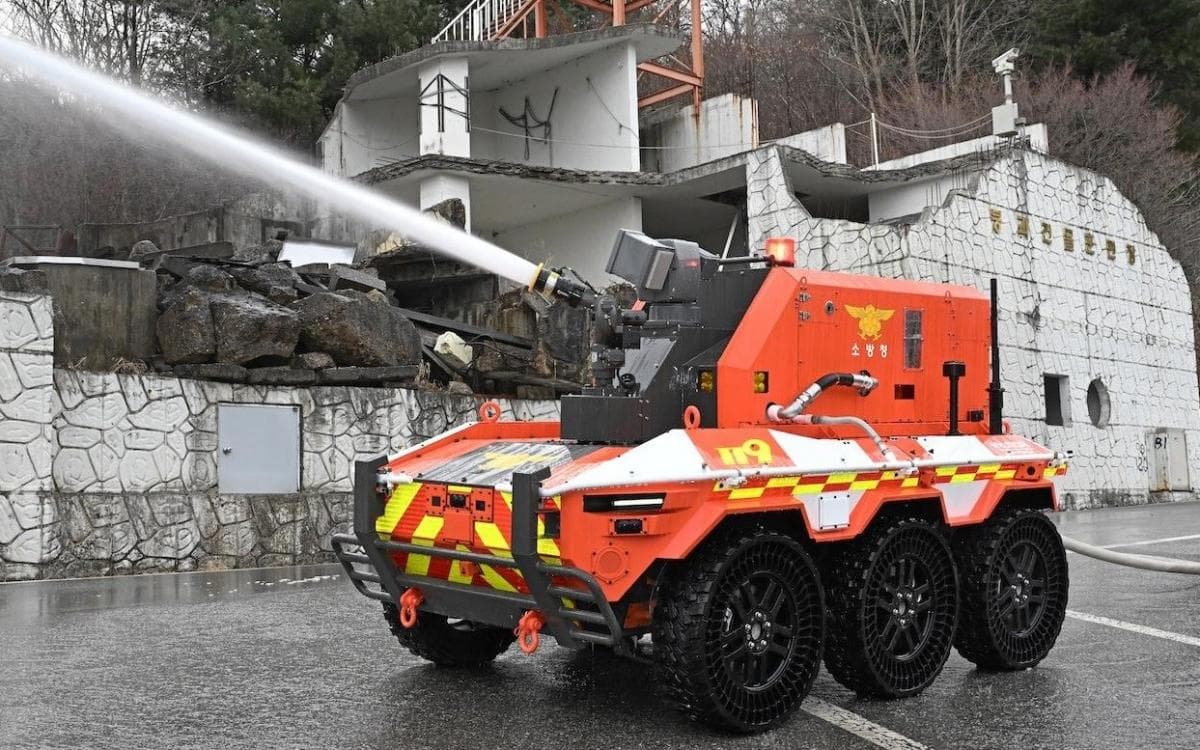 Hyundai Kembangkan Robot Pemadam Kebakaran Tanpa Awak, Tahan Api hingga 800 Derajat Hyundai Kembangkan Robot Pemadam Kebakaran Tanpa Awak, Tahan Api hingga 800 Derajat