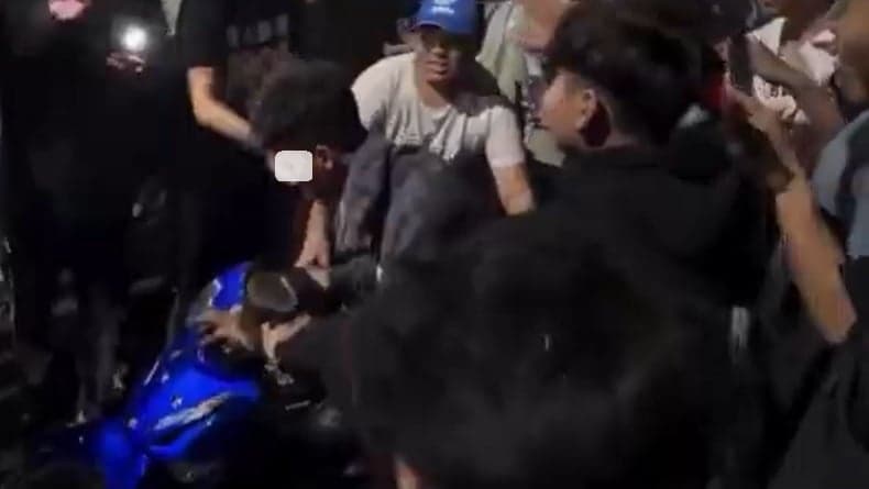 Viral! Balap Liar Dibubarkan Warga di Malang, Motor Pelaku Dirusak dan Dibuang ke Sungai Viral! Balap Liar Dibubarkan Warga di Malang, Motor Pelaku Dirusak dan Dibuang ke Sungai