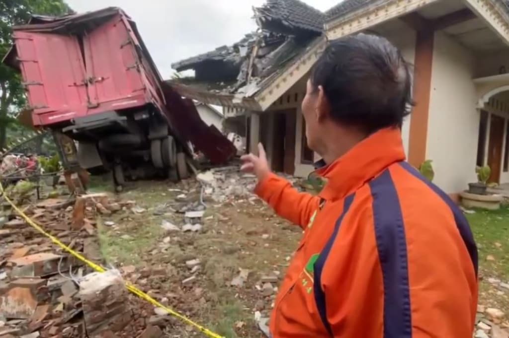 Kecelakaan Truk Tronton Tabrak 3 Rumah di Magelang, Sopir Tewas Terjepit Kecelakaan Truk Tronton Tabrak 3 Rumah di Magelang, Sopir Tewas Terjepit