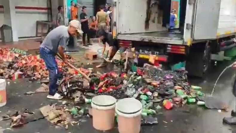 Mobil Boks Terbakar di Pangandaran, 70 Persen Muatan Hangus Dilalap Api Mobil Boks Terbakar di Pangandaran, 70 Persen Muatan Hangus Dilalap Api