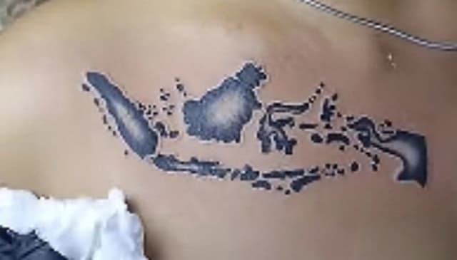 Viral Wanita Pasang Tato Peta Indonesia di Dada, Netizen Auto Komentar Kocak Viral Wanita Pasang Tato Peta Indonesia di Dada, Netizen Auto Komentar Kocak
