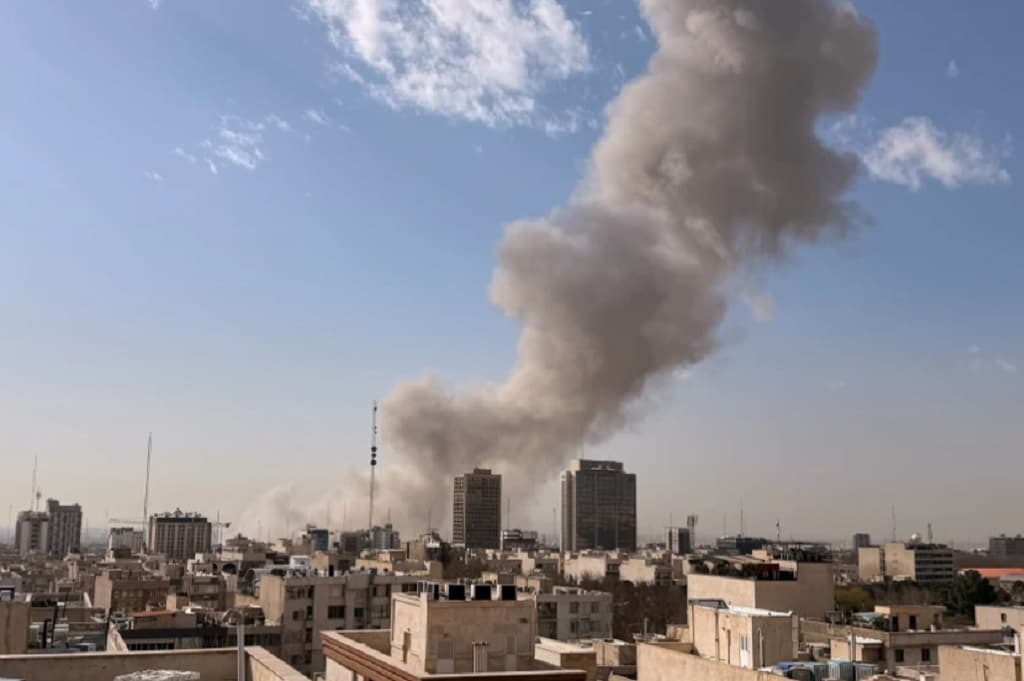 Iran Diserang AS-Israel, Kemlu Siaga Buka Hotline Darurat WNI Iran Diserang AS-Israel, Kemlu Siaga Buka Hotline Darurat WNI