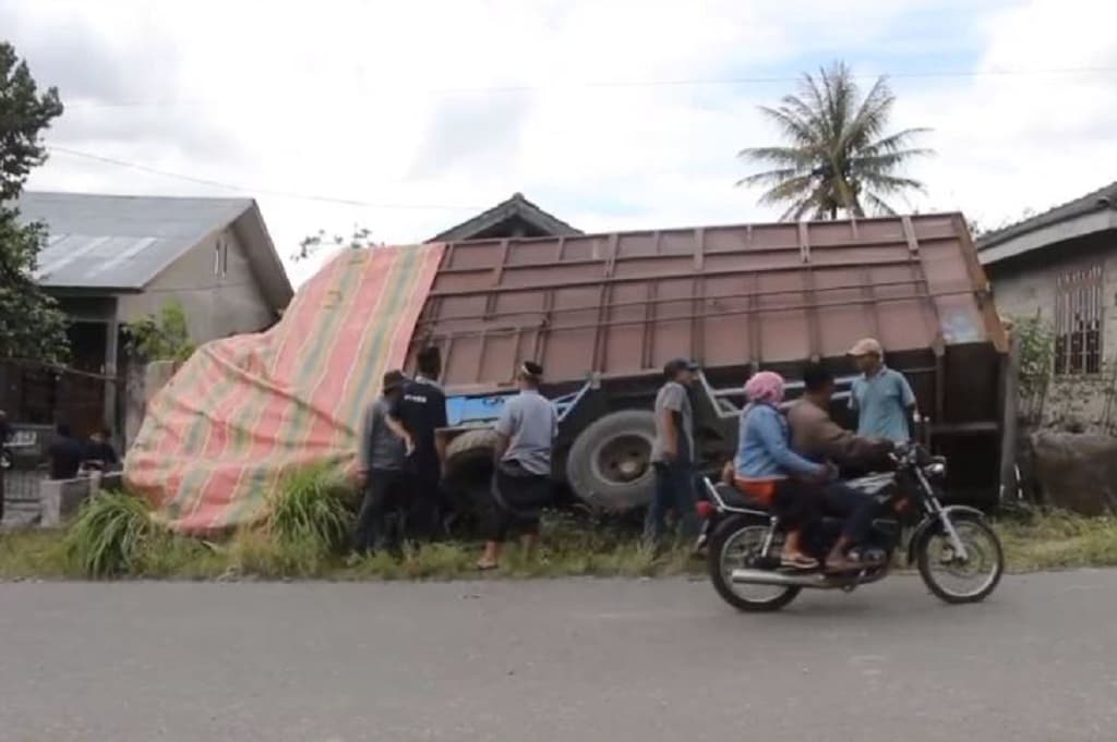 Kecelakaan di Bener Meriah Aceh, Truk Rem Blong Tabrak 6 Kendaraan dan Tembok Rumah Kecelakaan di Bener Meriah Aceh, Truk Rem Blong Tabrak 6 Kendaraan dan Tembok Rumah