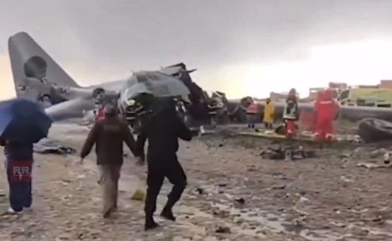 Pesawat Militer Bolivia Bawa Uang Kertas Jatuh di Jalanan Padat, Warga Berebut Uang Berserakan Pesawat Militer Bolivia Bawa Uang Kertas Jatuh di Jalanan Padat, Warga Berebut Uang Berserakan