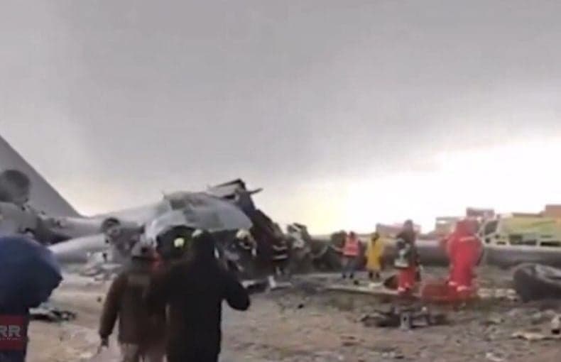 Pesawat Militer Bolivia Bawa Uang Kertas Jatuh di Jalanan Padat, Timpa Banyak Kendaraan Pesawat Militer Bolivia Bawa Uang Kertas Jatuh di Jalanan Padat, Timpa Banyak Kendaraan